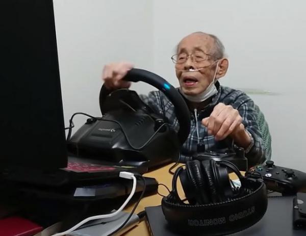 Gây “sốt” mạng xã hội, game thủ 93 tuổi đeo ống thở vẫn phá đảo các đường đua