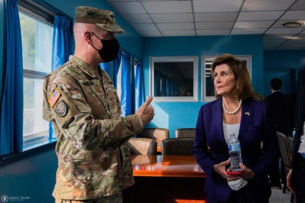 Bà Pelosi đến khu phi quân sự liên Triều Bàn Môn Điếm