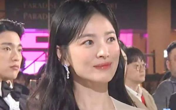 Song Hye Kyo sung sướng khi được “ngư‌ời tìn‌h bí mật” ủng hộ, còn công khai cả cách gọi thân mật