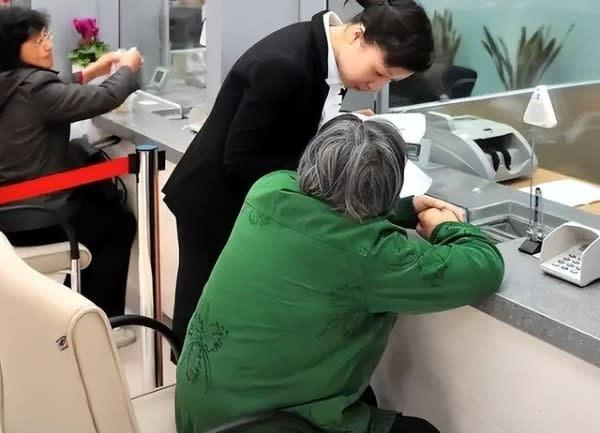 Người phụ nữ ở Hà Nội mang vàng đi bán, định chuyển 300 triệu cho kẻ lừa đảo