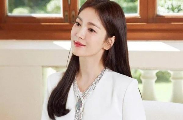 3 lần tậu nhà trăm tỷ tặng người đặc biệt, Song Hye Kyo gây xúc động