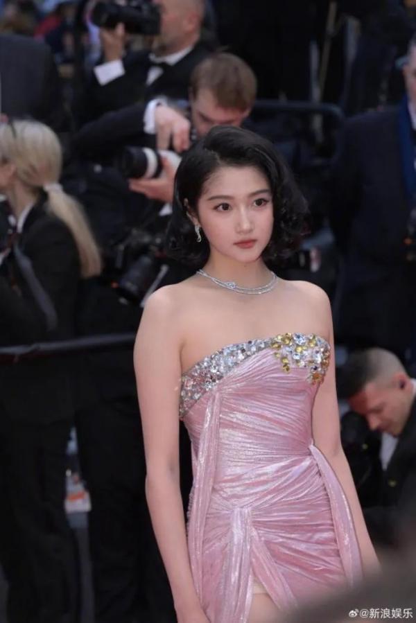 Quan Hiểu Đồng hóa nữ thần trên thảm đỏ Liên hoan phim Cannes lần thứ 77, có áp đảo Nhiệt Ba?