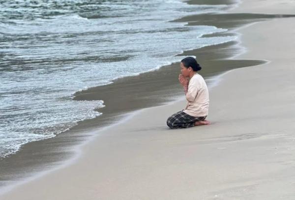Nhói lòng hình ảnh mẹ quỳ trước biển, ngóng tin con 6 tuổi đi học rồi mất tích