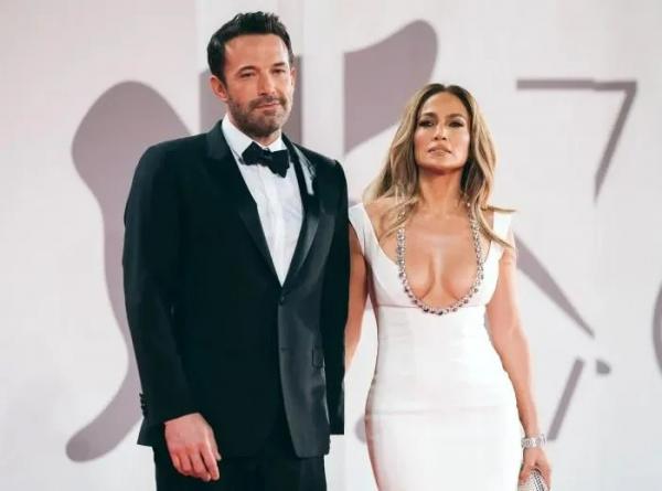 Jennifer Lopez đeo nhẫn cưới “xua tan” tin đồn ly hôn Ben Affleck