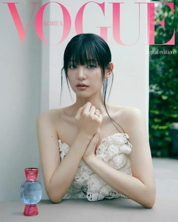 Kim Ji Won đeo nhẫn cưới với Kim Soo Hyun trên tạp chí VOGUE Hàn