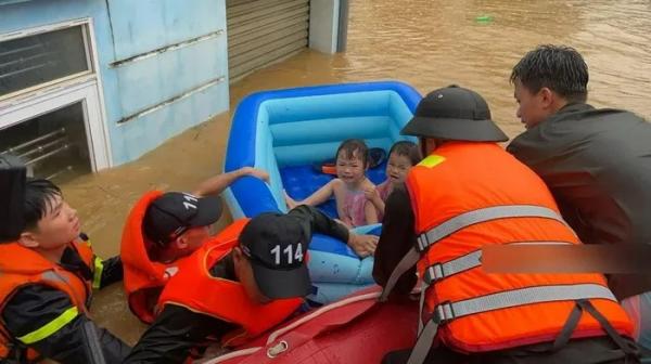 4 người chết, hơn 2.407 ngôi nhà bị ngập do mưa lớn ở miền Bắc